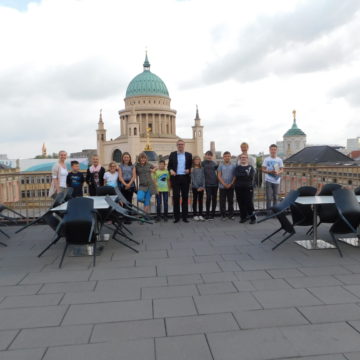 2017_Besuch_im_Landtag_Gruppenbild-Comenius-Schule-
