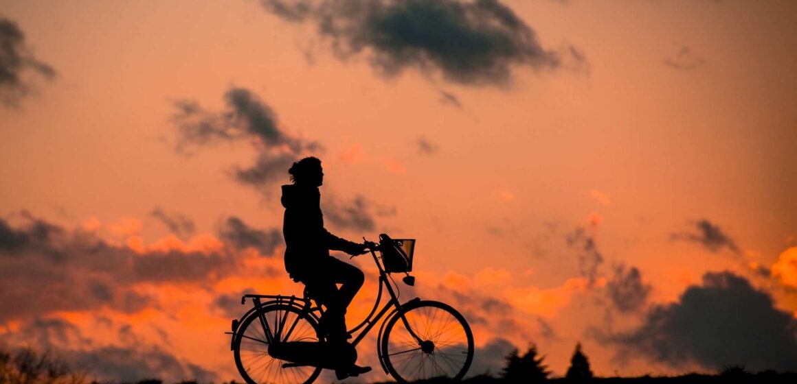 silhouette-683751_1280